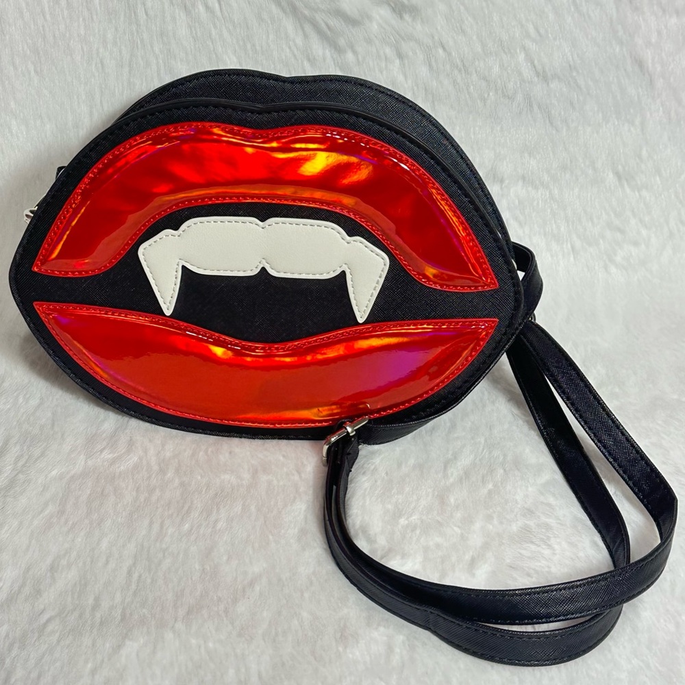 Mad Engine Red Lip Crossbody Bag Halloween Theme Vampire Fang - Picture 1 of 10